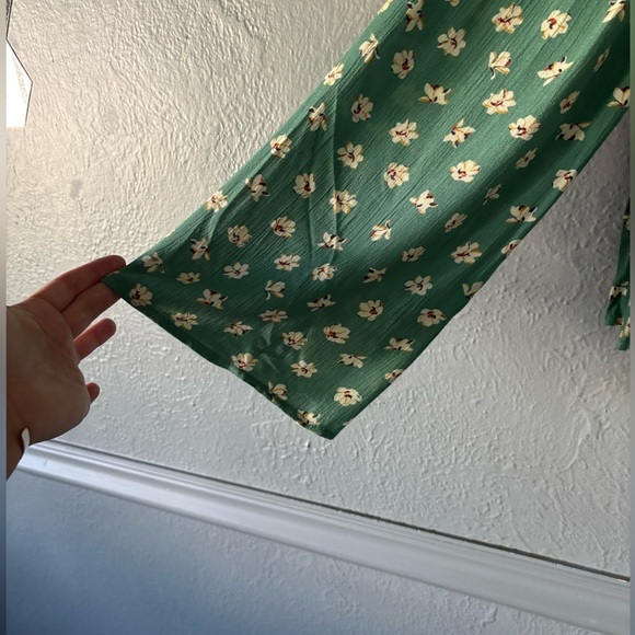 Billabong | Bell Sleeve Off-Shoulder Floral Top | M | Green - Picture 10 of 11